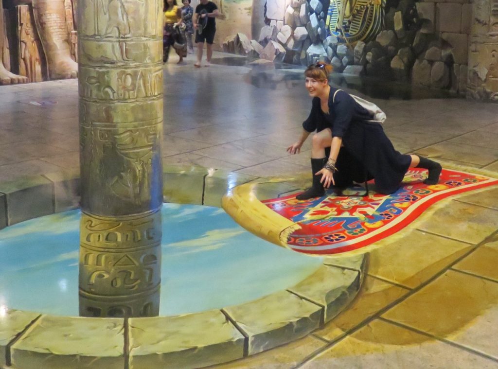 Verena Beck auf einem fliegendem Teppich